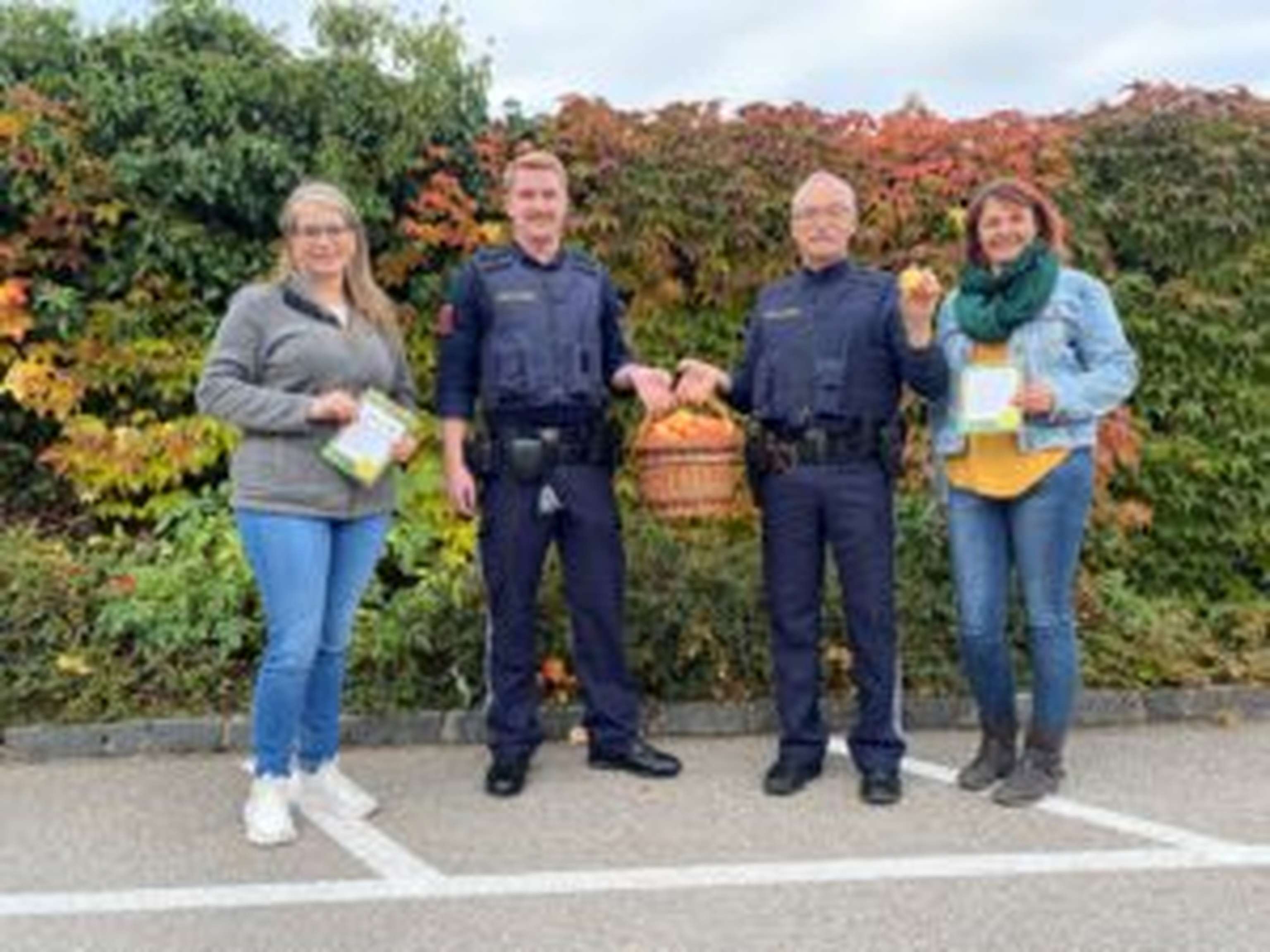 Kirchdorf: Bezirksbäuerin Sabine Sieberer (r.) versorgte die Polizisten der Dienstelle Pettenbach mit „Vitaminbomben“.