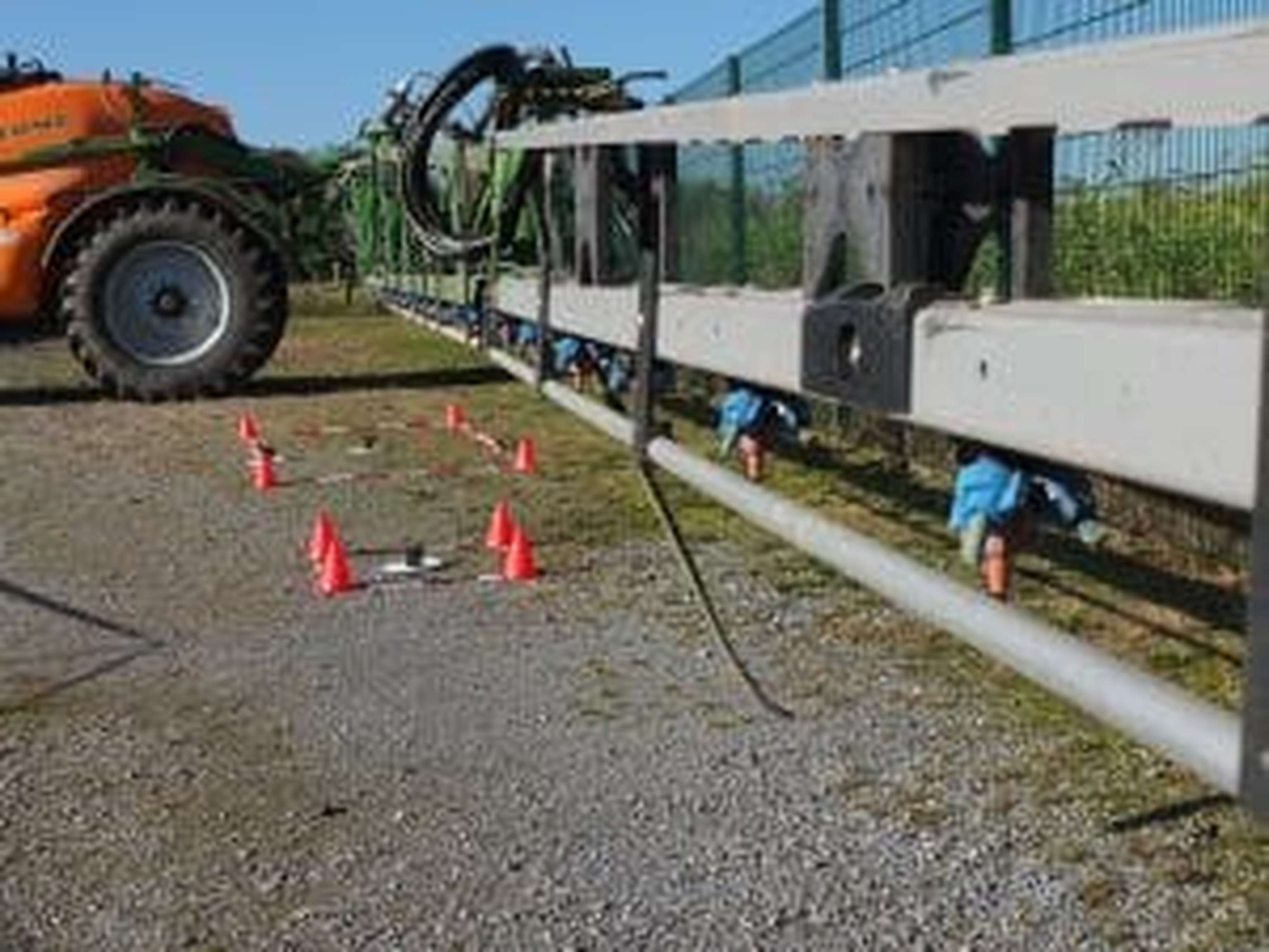 Bei Spritzen mit Einzeldüsensteuerung ist das Zielfeld deutlich kleiner (im Vordergrund abgesteckt) als bei Sektorsteuerung, der Mittelaufwand sinkt deutlich.