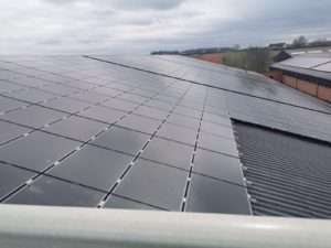 Die Stromversorgung des Hofes wird mit einer 600 kWp PV-Anlage samt Speicher bewerkstelligt.