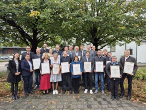 Die Geehrten des Bezirks Lienz mit Ehrengästen.