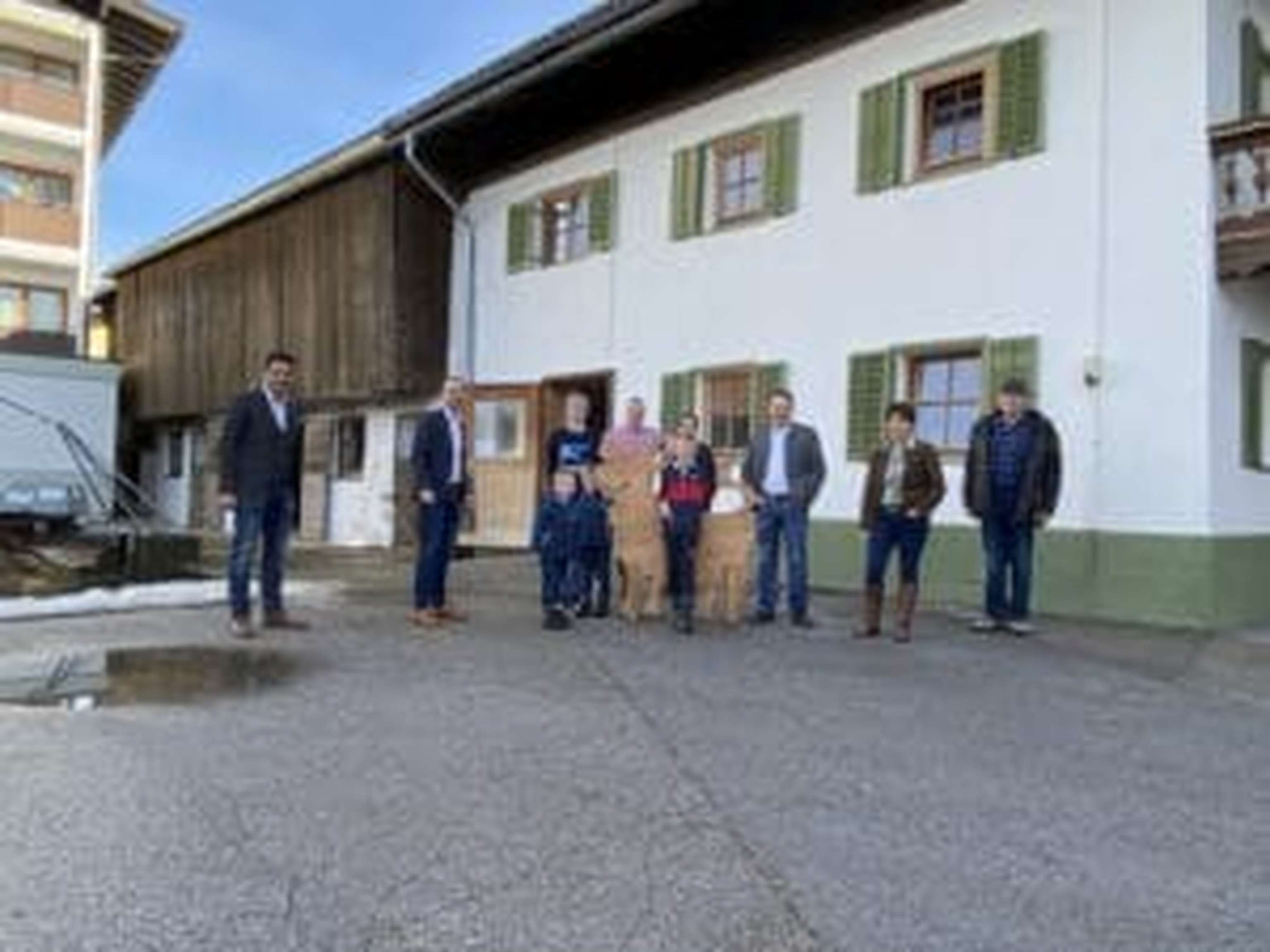Vermarkten seit einigen Jahren ihre Produkte direkt ab Hof in Wörgl: Familie Monika und Martin Egger mit ihren vier Söhnen. Immer zur Seite steht auch Altbauer Pepi Egger (ganz rechts im Bild).