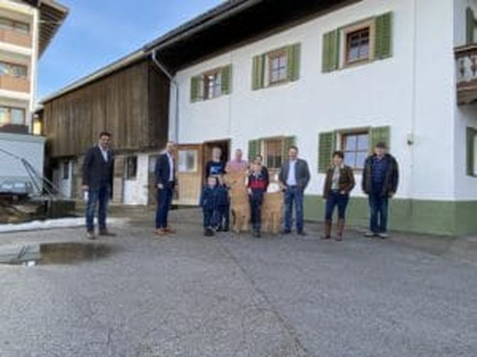 Vermarkten seit einigen Jahren ihre Produkte direkt ab Hof in Wörgl: Familie Monika und Martin Egger mit ihren vier Söhnen. Immer zur Seite steht auch Altbauer Pepi Egger (ganz rechts im Bild).