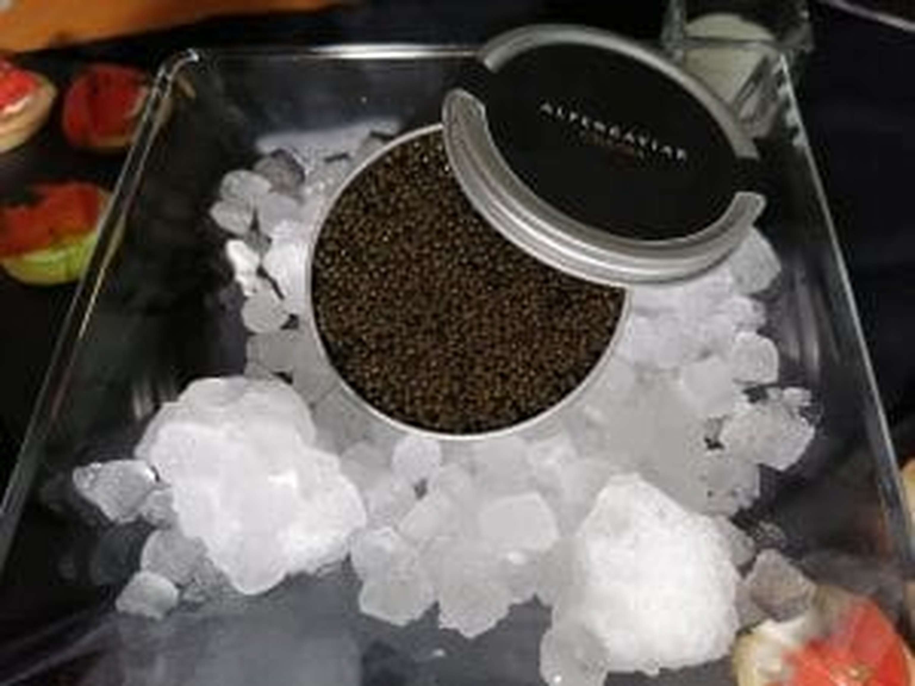 Eisgekühlter Alpenkaviar mit einem Schluck Champagner – ein ganz besonderer Genuss.
