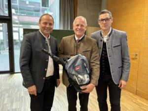 Tirols Bauernbundobmann LH-Stv. Josef Geisler und Bauernbunddirektor Peter Raggl: „Wir bedanken uns bei Leo Tiefenthaler, Ehrenobmann des Südtiroler Bauernbundes, für die jahrelange Zusammenarbeit und wünschen alles Gute für den Ruhestand!“