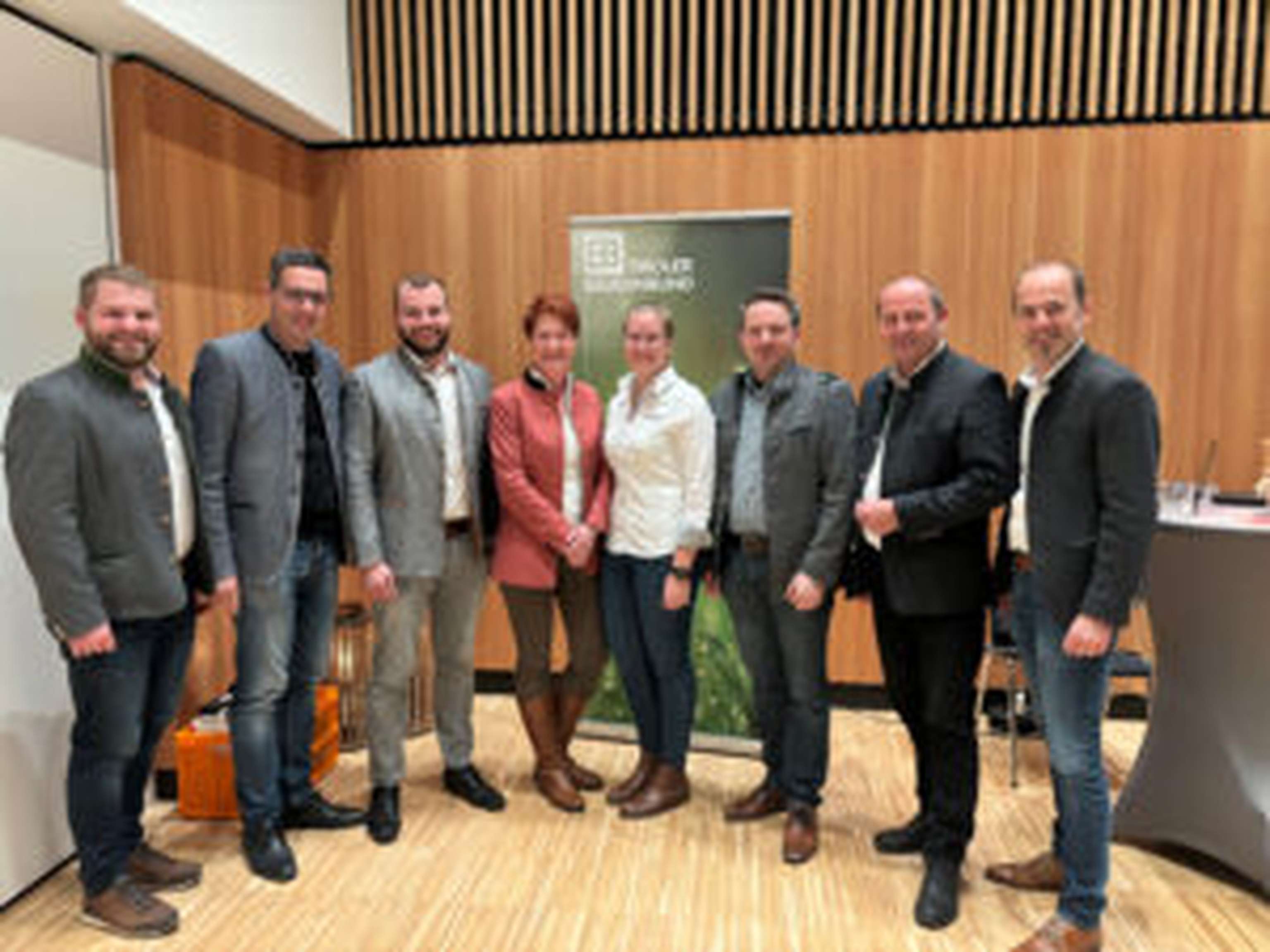 Bezirksherbstkonferenz Kufstein: Bezirksgeschäftsführer der JB/LJ Andreas Duregger, Bauernbunddirektor Dr. Peter Raggl, Bezirksjungbauernobmann Andreas Kronbichler, Bezirksbäuerin Christine Lintner, Bezirksleiterin der JB/LJ Isabella Künig, Bezirksbauernobmann LA Michael Jäger, Bauernbundobmann LH-Stv. Josef Geisler und LK-Präsident NR Josef Hechenberger