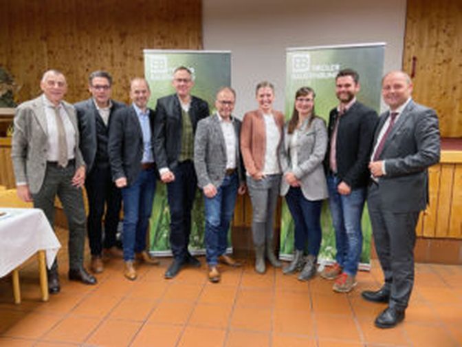 Herbstkonferenz in Lienz: Bezirkskammerobmann Konrad Kreuzer, Bauernbunddirektor Dr. Peter Raggl, LK-Präsident NR Josef Hechenberger, Forum Land-Bezirksobmann Klemens Kreuzer, Bezirksbauernobmann LAbg. Bgm. Martin Mayerl, Bezirksbäuerin-Stv. Johanna Kuenz, Bezirksobfrau der JB/LJ, Barbara Preßlaber, Bezirksobmann der JB/LJ, Clemens Girstmair, und Bauernbundobmann LHStv. Josef Geisler.