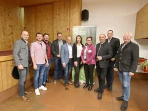 Herbstkonferenz in Lienz: LK-Präsident NR Josef Hechenberger, GF JB/LJ Lucas Ortner, Obmann JB/LJ Maximilian Jans, BR Bgm. Markus Stotter, Bezirksbauernobmann LAbg. Bgm. Martin Mayerl, Bezirksleiterin JB/LJ Birgit Preßlaber, Bezirksbäuerin Karin Huber, Bauernbundobmann LH-Stv. Josef Geisler, Forum Land-Bezirksobmann Klemens Kreuzer und Bauernbunddirektor-Stv. Martin Klingler.