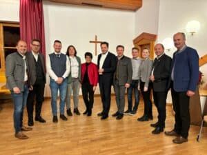 Bezirksherbstkonferenz Kitzbühel: LK-Präsident NR Josef Hechenberger, Bauernbunddirektor Dr. Peter Raggl, Forum Land Bezirksobmann Bgm. Andreas Brugger, Bezirksbäuerin Bettina Aufhammer-Straif, Landesbäuerin und LK-Vize Helga Brunschmid, Landwirtschaftsminister Norbert Totschnig, Bezirksbauernobmann Georg Wurzenrainer, Bezirksleitung der JB/LJ Thomas Fleckl und Johanna Wurzrainer, Bauernbundobmann LH-Stv. Josef Geisler, Bezirkskammerobmann und Waldverbandsobmann Josef Fuchs