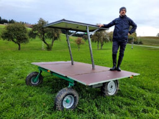 Autonomer Kistentransporter Valera von Ant Robotics mit GF Sandro Rabbiosi