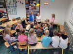 Wels: Bezirksbäuerin Margit Ziegelbäck und Christina Spatt statten den Schülern der Volksschule Steinhaus einen Besuch ab.