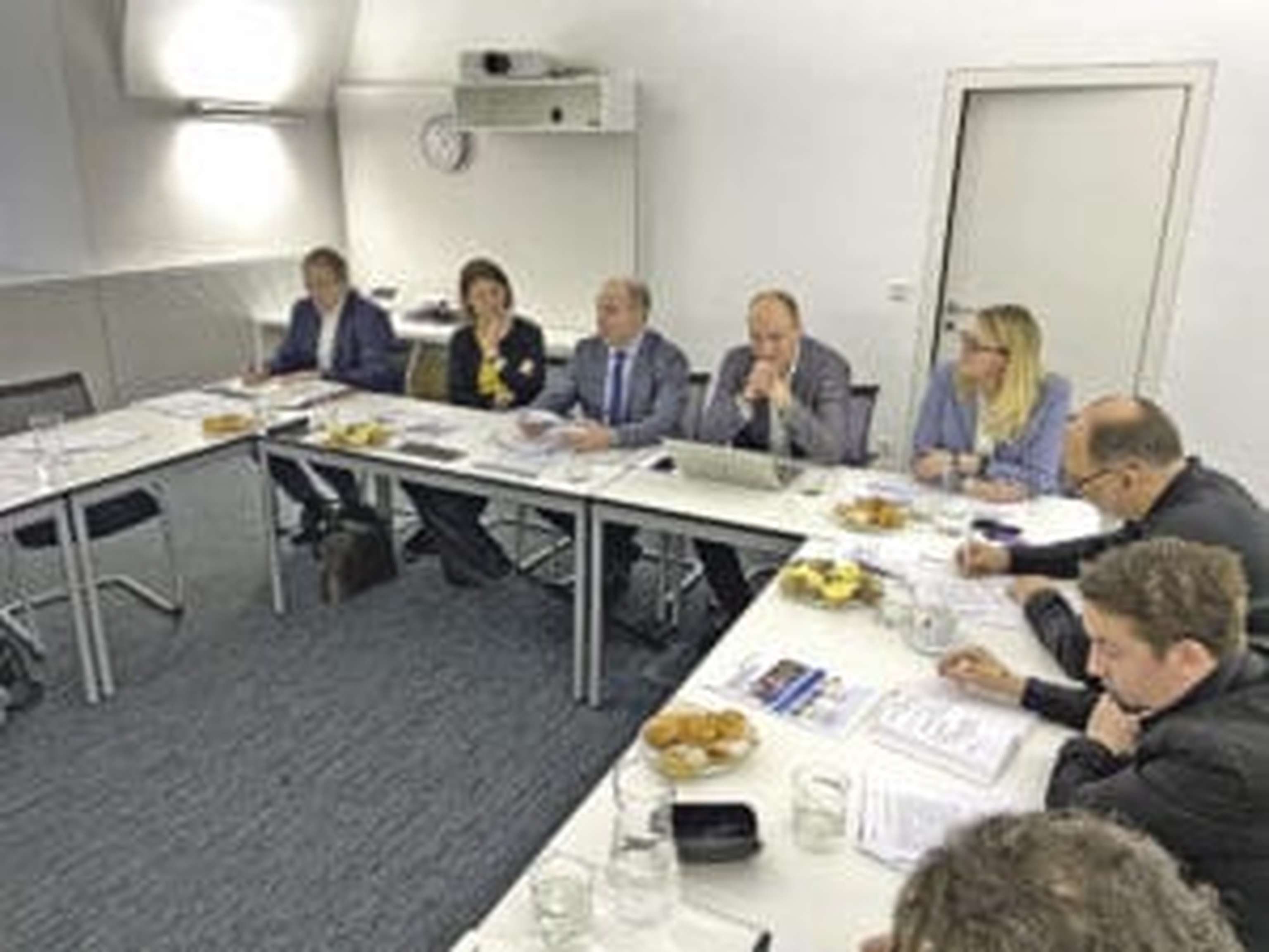 V.l.: Lederhilger, Langer-Weninger, Hiegelsberger, Verhaagh und Straßmayr beim Gespräch mit Journalisten