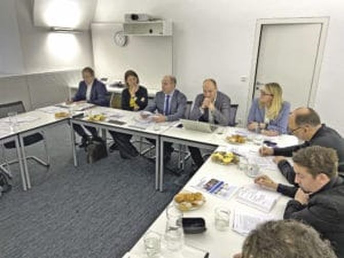 V.l.: Lederhilger, Langer-Weninger, Hiegelsberger, Verhaagh und Straßmayr beim Gespräch mit Journalisten