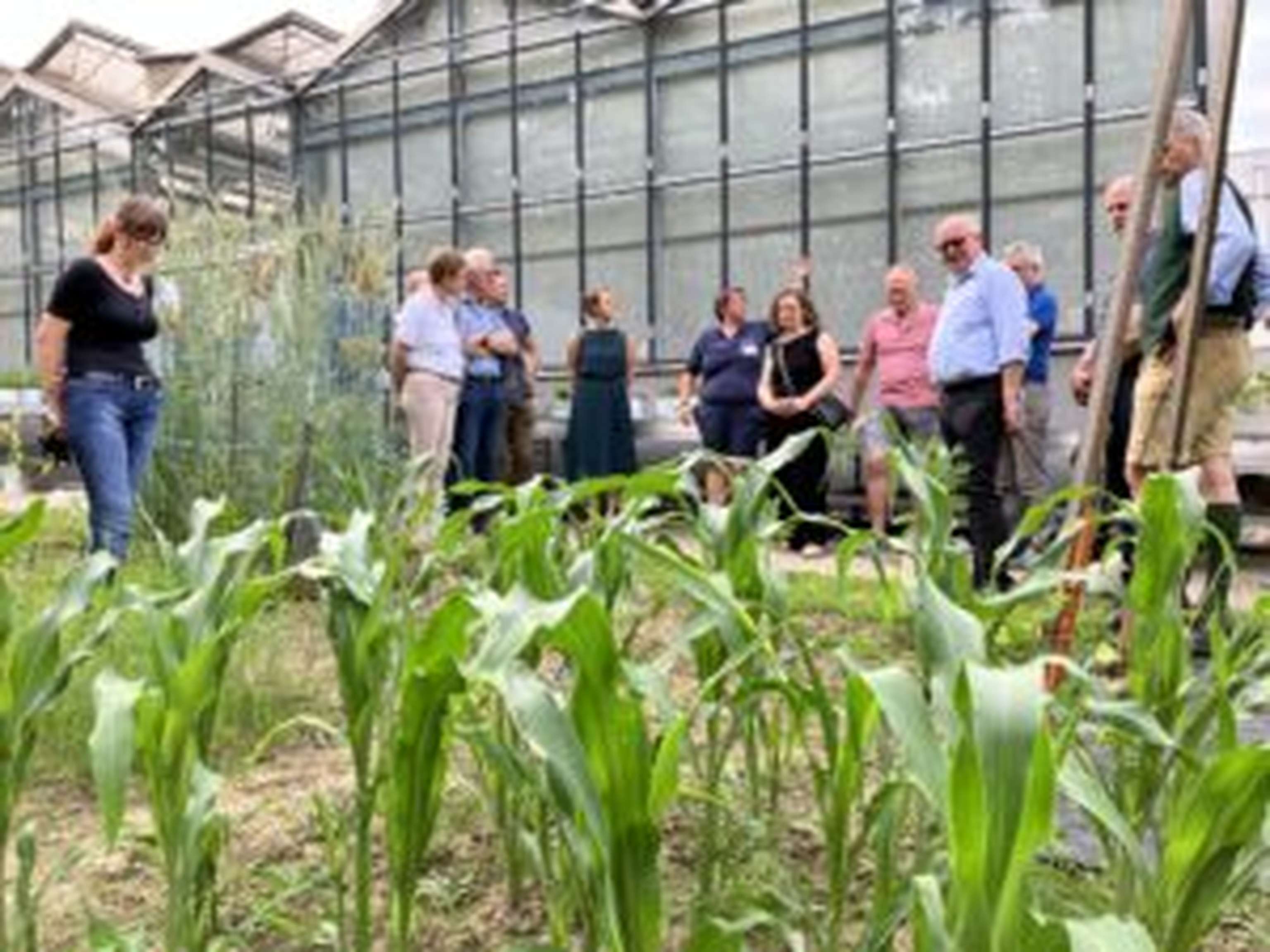 Einblicke in die Praxis: Die AGES-Mitarbeitenden erklärten den Teilnehmern der Exkursion Prüfverfahren und Forschungsziele.