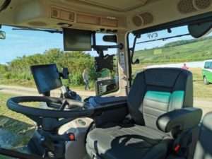 Die Kabine gibt mit dem 12-Zoll-Bildschirm und dem bekannten Multifunktionshebel keine Rätsel auf.