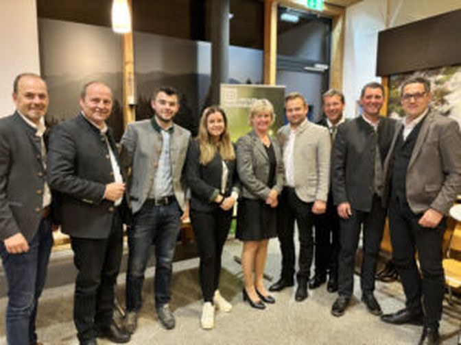 Bezirksherbstkonferenz Imst: LK-Präsident NR Josef Hechenberger, Bauernbundobmann LH-Stv. Josef Geisler, Stv. Bezirksobmann der JB/LJ Benedikt van Staa, Bezirksgeschäftsführerin der JB/LJ Anna Partl, Bezirksbäuerin Andrea Lechleitner, LAbg. Dominik Traxl, VP-Klubobmann Jakob Wolf, Bezirksbauernobmann Andreas Gstrein und Bauernbunddirektor Dr. Peter Raggl