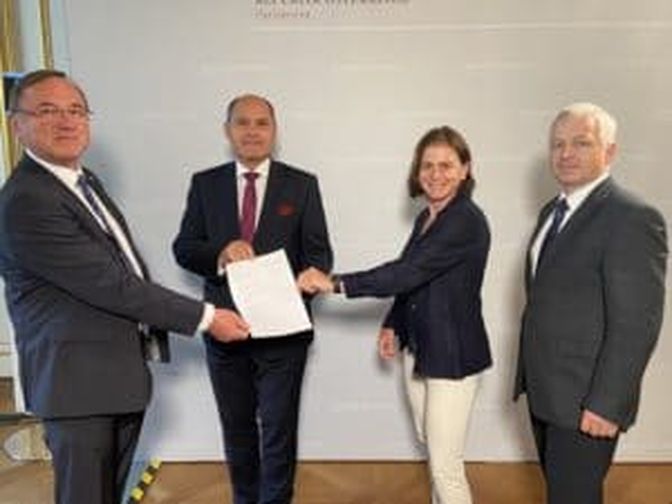 Übergabe der Wolfspetition: Johann Singer, Wolfgang Sobotka, Bettina Zopf und Nikolaus Prinz (v.l.)