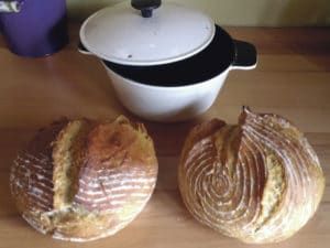 Auch in einem vorgeheizten Gusseisentopf mit Deckel kann das Brot gebacken werden.