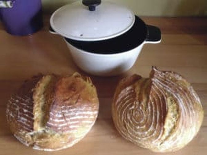 Auch in einem vorgeheizten Gusseisentopf mit Deckel kann das Brot gebacken werden.