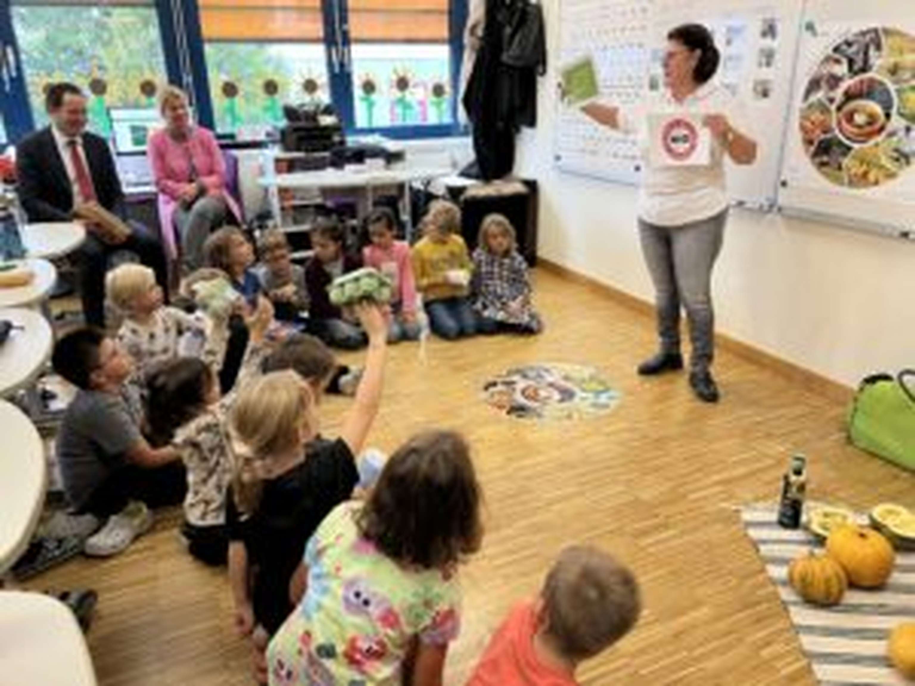 Seminarbäuerin beim Unterricht mit Siegeln