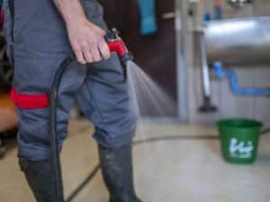 Ein starker Wasserstrahl entfernt neben Schmutz auch einen Gutteil der Keime.