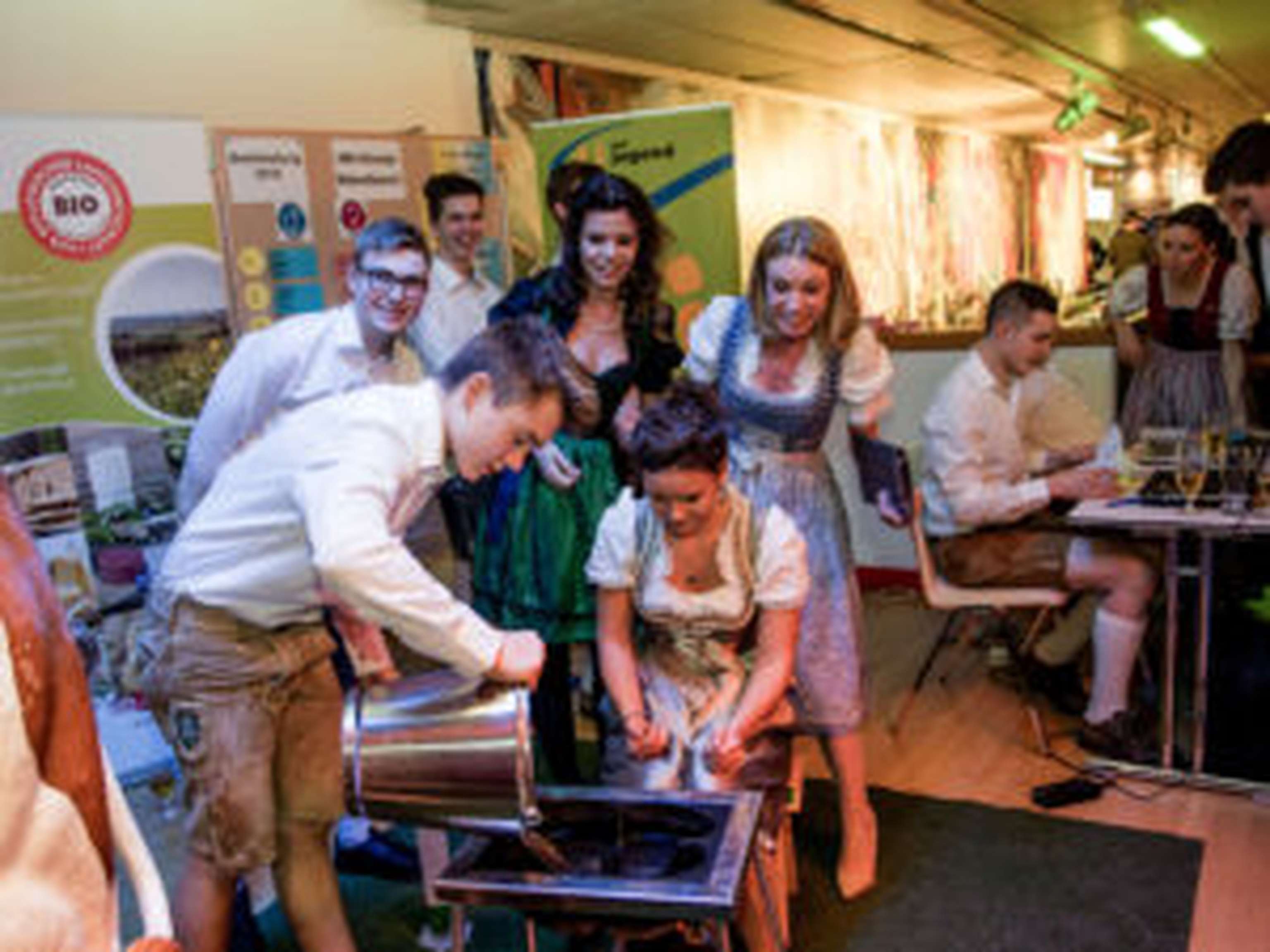 Beliebt nicht nur bei der Landjugend: Wettmelken am Gummieuter.