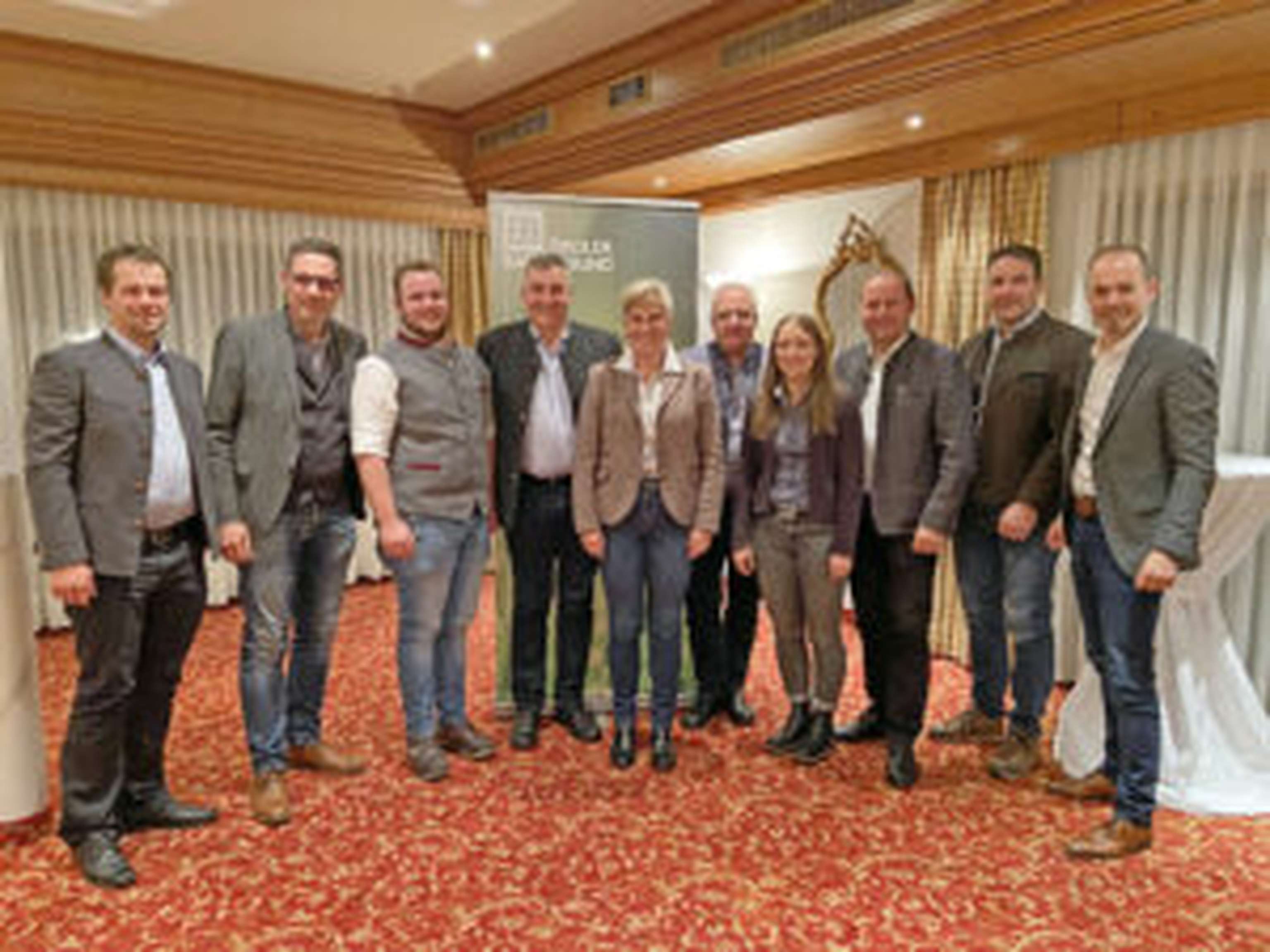 Herbstkonferenz in Schwaz: Bezirkskammerobmann Andreas Prosch, Bauernbunddirektor Dr. Peter Raggl, Bezirksobmann der JB/LJ Daniel Steinlechner, Bezirksbauernobmann Hannes Partl, Bezirksbäuerin Monika Garber, Forum-Land-Landesobmann NR Hermann Gahr, Bezirksleiterin JB/LJ Maria Rauch, Bauernbundobmann LH-Stv. Josef Geisler, FL-Bezirksobmann Christian Aigner, LK-Präsident NR Josef Hechenberger