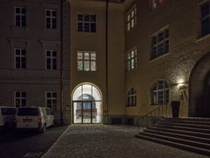 An der Stelle der ehemaligen Durchfahrt entstand der neue Haupteingang.