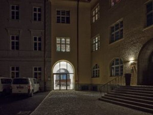 An der Stelle der ehemaligen Durchfahrt entstand der neue Haupteingang.