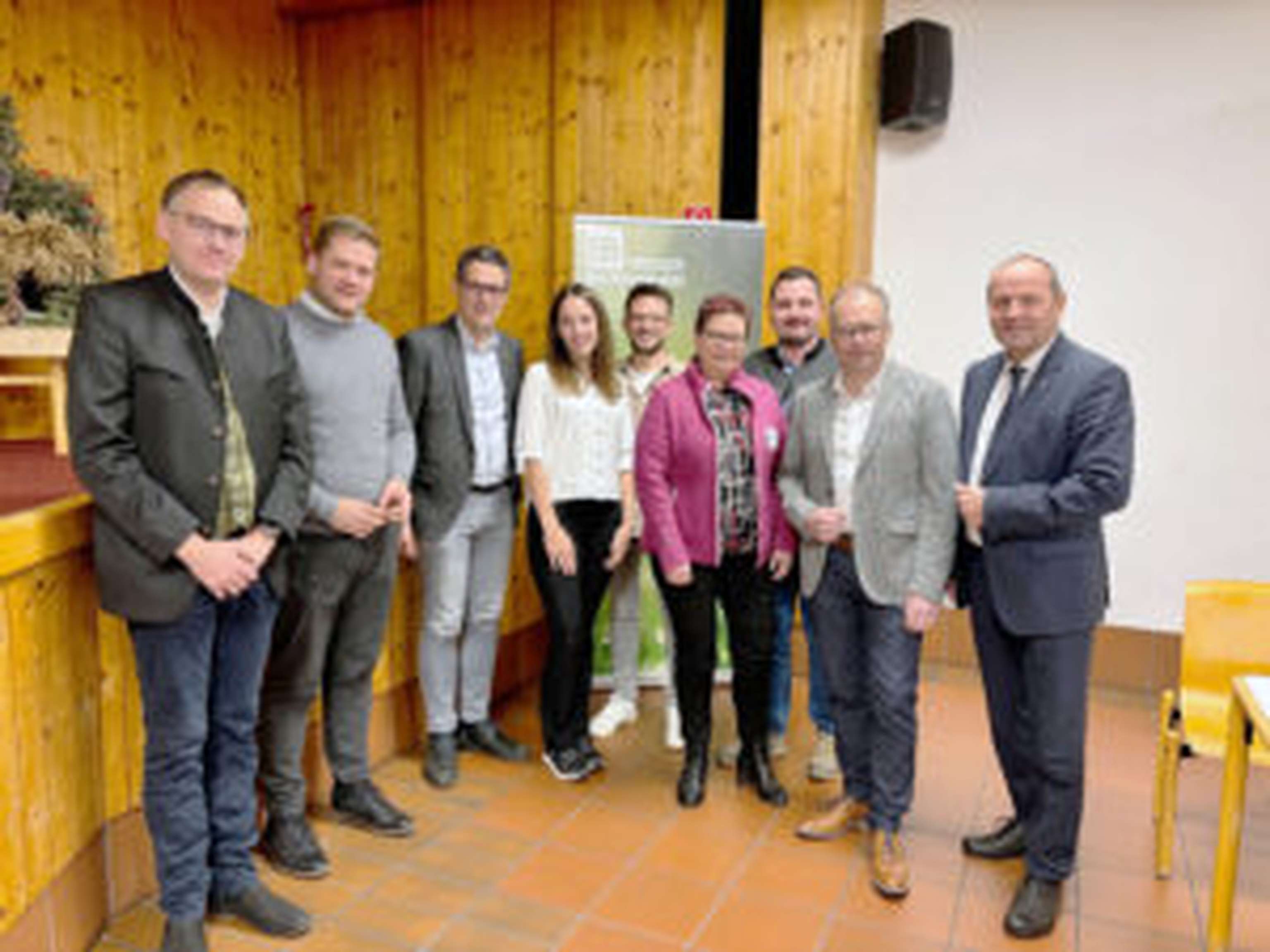 Diskutierten bis spät abends mit den anwesenden Bauernbund-Funktionären aus dem Bezirk Lienz:Forum Land Bezirksobmann Klemens Kreuzer, Bundesrat Bgm. Markus Stotter, Bauernbunddirektor Dr. Peter Raggl, Bezirksleiterin der JB/LJ Birgit Preßlaber undGeschäftsführer der JB/LJ Lucas Ortner, Bezirksbäuerin Karin Huber, Bezirksobmann der JB/LJMaximilian Jans, Bezirksbauern-obmann LAbg. Bgm. Martin Mayerlund Bauernbundobmann LH-Stv. Josef Geisler.