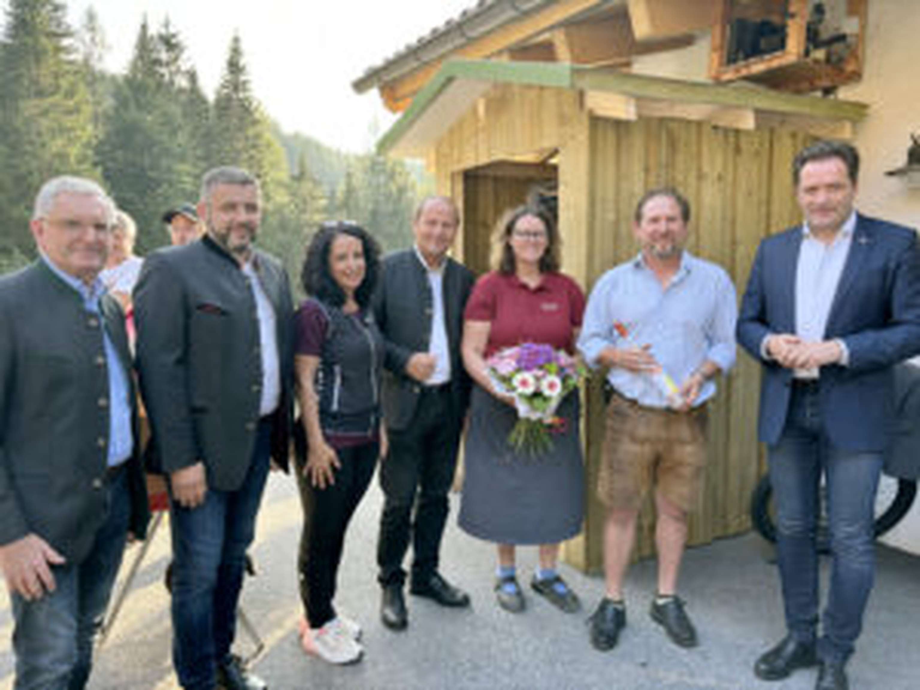 Herzlicher Empfang am Hof von Elisabeth und Andreas Kerber (Mitte) in Ehrwald. Sie freuten sich über den Besuch von Bezirksbauernobmann Christian Angerer, Bezirksbauernobmann-Stv. undzweitgereihten VP-Wahlkreiskandidat Markus Rid, VP-Wahlkreisspitzenkandidatin Margreth Falkner, Bauernbundobmann LHStv. Josef Geisler und Landwirtschaftsminister Norbert Totschnig.