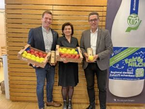 Am 8. November findet der Tag des Apfels statt. Zur dieser Gelegenheit statteten TirolObst-Obfrau Regina Norz und ihr Stellvertreter Johannes Kuenz (li.) Bauernbunddirektor Dr. Peter Raggl (re.) einen Besuch ab. Diese Woche nutzt TirolObst, um den täglichen Apfel öffentlichkeitswirksam zu verbreiten.