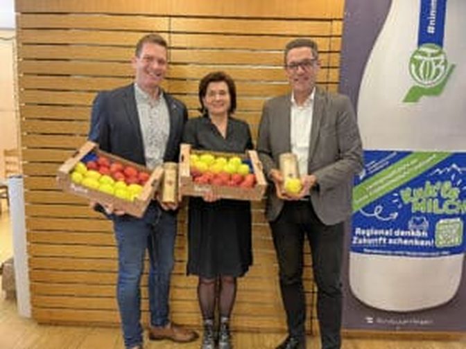 Am 8. November findet der Tag des Apfels statt. Zur dieser Gelegenheit statteten TirolObst-Obfrau Regina Norz und ihr Stellvertreter Johannes Kuenz (li.) Bauernbunddirektor Dr. Peter Raggl (re.) einen Besuch ab. Diese Woche nutzt TirolObst, um den täglichen Apfel öffentlichkeitswirksam zu verbreiten.