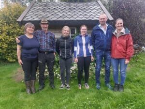 Die beiden Familien – Stein Olav Fattnes mit seiner Frau Ingvild Hovind links und Johannes Fattnes mit seiner Frau Helene Sejersted Bødtker (rechts) – mit ihren beiden Praktikantinnen Julia Feyersinger (links) und Viktoria Strickner.