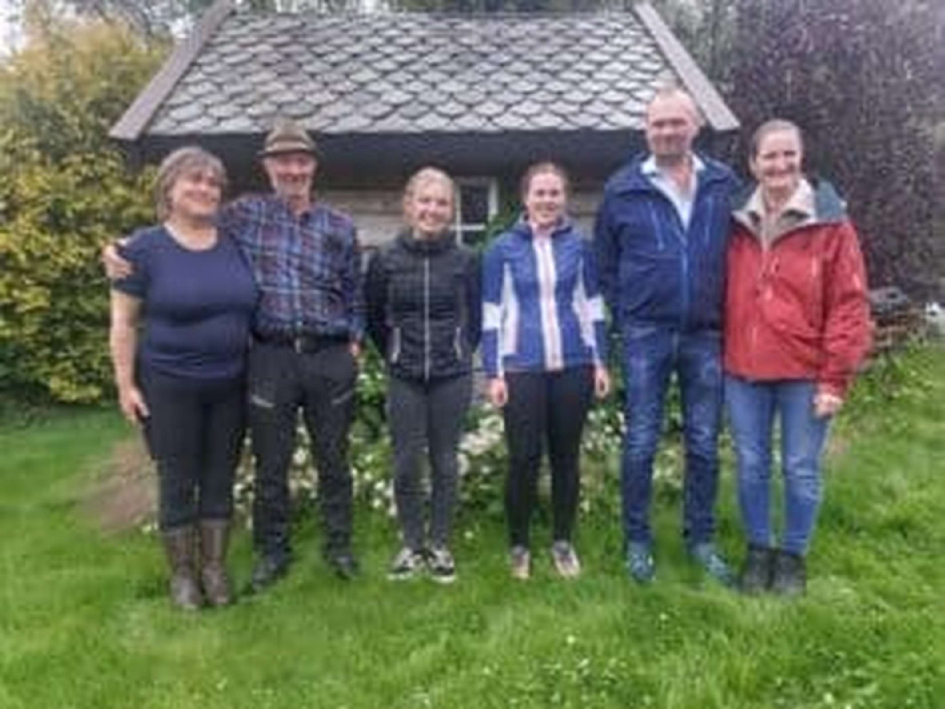 Die beiden Familien – Stein Olav Fattnes mit seiner Frau Ingvild Hovind links und Johannes Fattnes mit seiner Frau Helene Sejersted Bødtker (rechts) – mit ihren beiden Praktikantinnen Julia Feyersinger (links) und Viktoria Strickner.