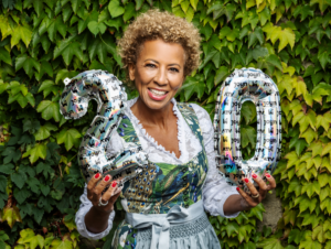 Arabella Kiesbauer verhilft auch in der 21. Staffel zum Liebesglück.