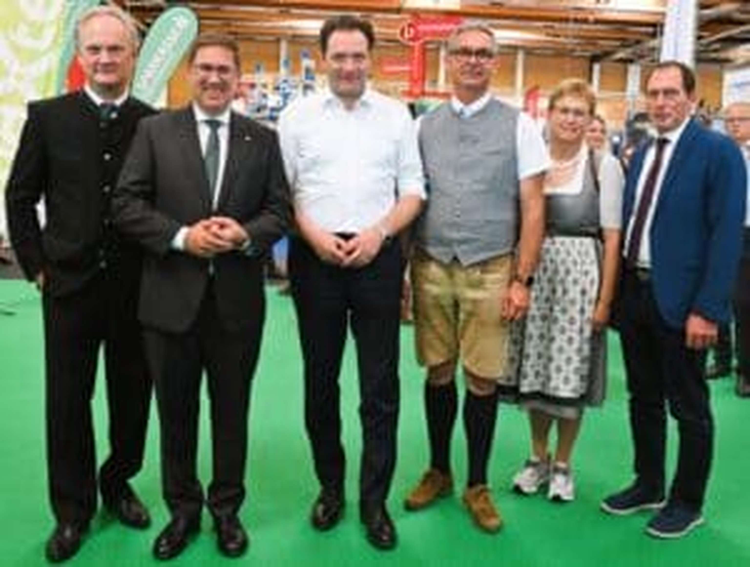 Prominent besetztes Podium bei der Eröffnung.