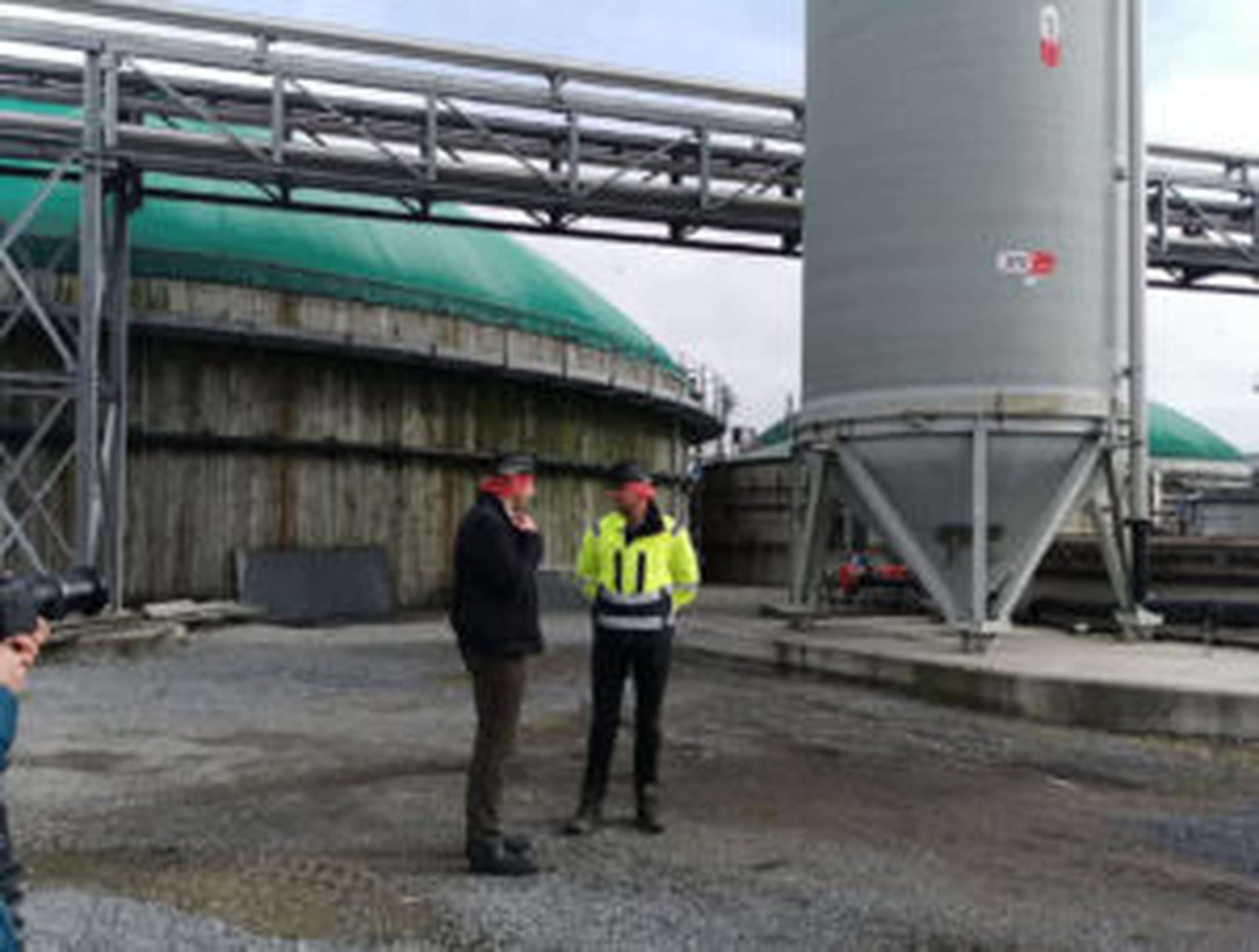 Eine Wasser-Pipeline (oben im Bild) verbindet das Werk mit der Biogas-Anlage und dem Brauchwasserspeicher.