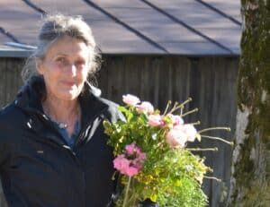 Altbäuerin Annemarie Meusburger produziert auch Kräutersalze und Sirupe in Bio-Qualität. Die Zutaten stammen aus dem eigenen Garten.
