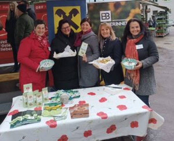 Die Freistädter Bäuerinnen und Landesbäuerin Haider am Markt