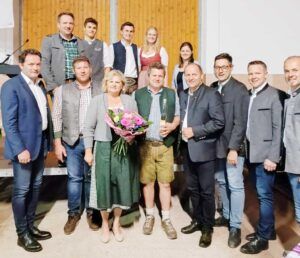 V. l. hintere Reihe: Bezirksbauernobmann von Kufstein Michael Jäger und ein Teil der Familie Hirzinger; vordere Reihe: Landwirtschafts-minister Norbert Totschnig, Ortsbauernobmann Peter Pirchl, Annemarie und Jakob Hirzinger, Bauernbundobmann LH-Stv. Josef Geisler, Bauernbunddirektor Dr. Peter Raggl, Bezirksbauernobmann Georg Wurzenrainer und LK-Präsident NR Josef Hechenberger