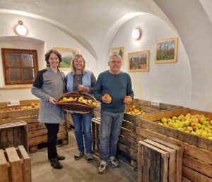Steyr-Land: Bezirksbäuerin Regina Aspalter (l.) am Obsthof Gappmaier in Waldneukirchen.