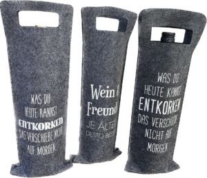 Das kleine Geschenk: Als spontanes Mitbringsel eignen sich Filz-Tragetaschen mit weinbezogenen Sprüchen, die sich zum Verschenken von einer Flasche Wein anbieten.
