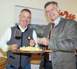 TVB Paznaun-Geschäftsführer Thomas Köhle (li) und HBLFA Rotholz-Direktor Ronald Zecha.
