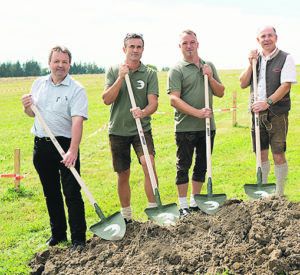 Spatenstich in Eschenau im Hausruckkreis mit Martin Dammayr, Hannes und Markus Kriegner sowie Max Hiegelsberger (v.l.)
