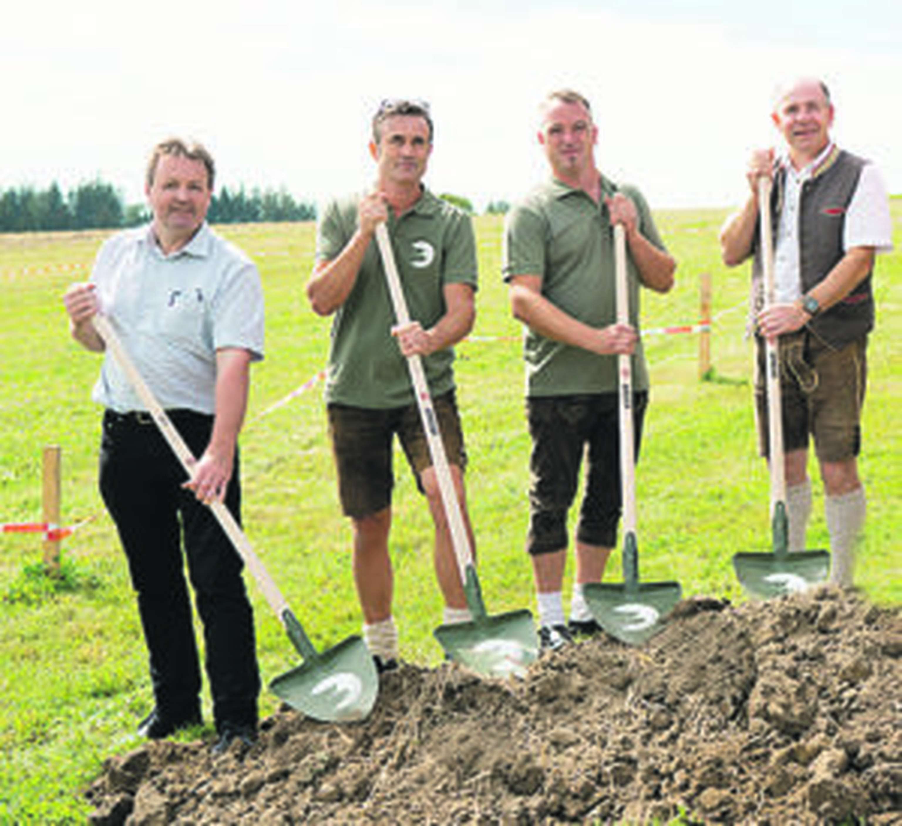 Spatenstich in Eschenau im Hausruckkreis mit Martin Dammayr, Hannes und Markus Kriegner sowie Max Hiegelsberger (v.l.)