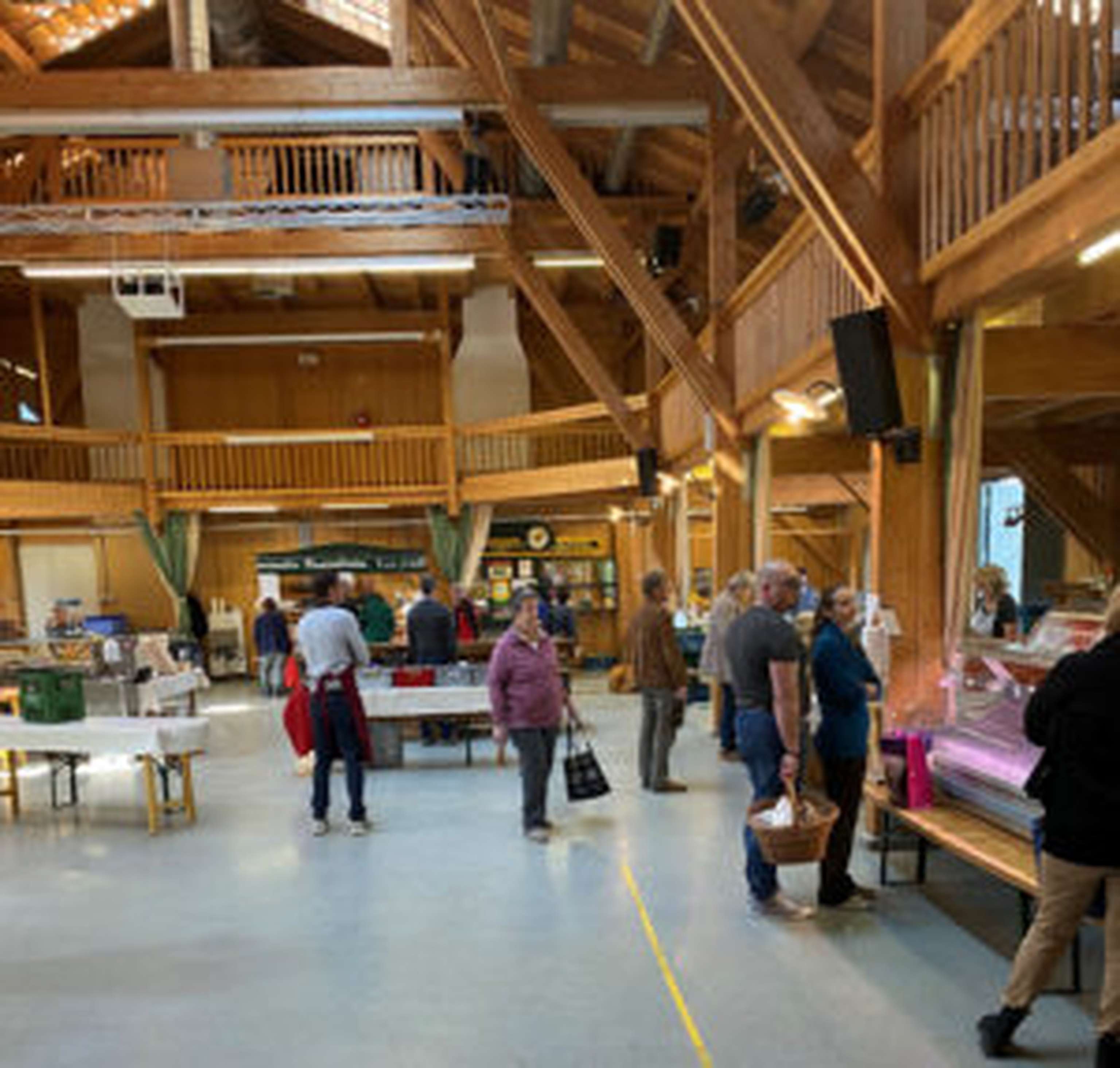 Auf ausreichend Abstand zwischen den Ausstellern wird geachtet. Zudem sind auch weniger Marktbesucher unterwegs.