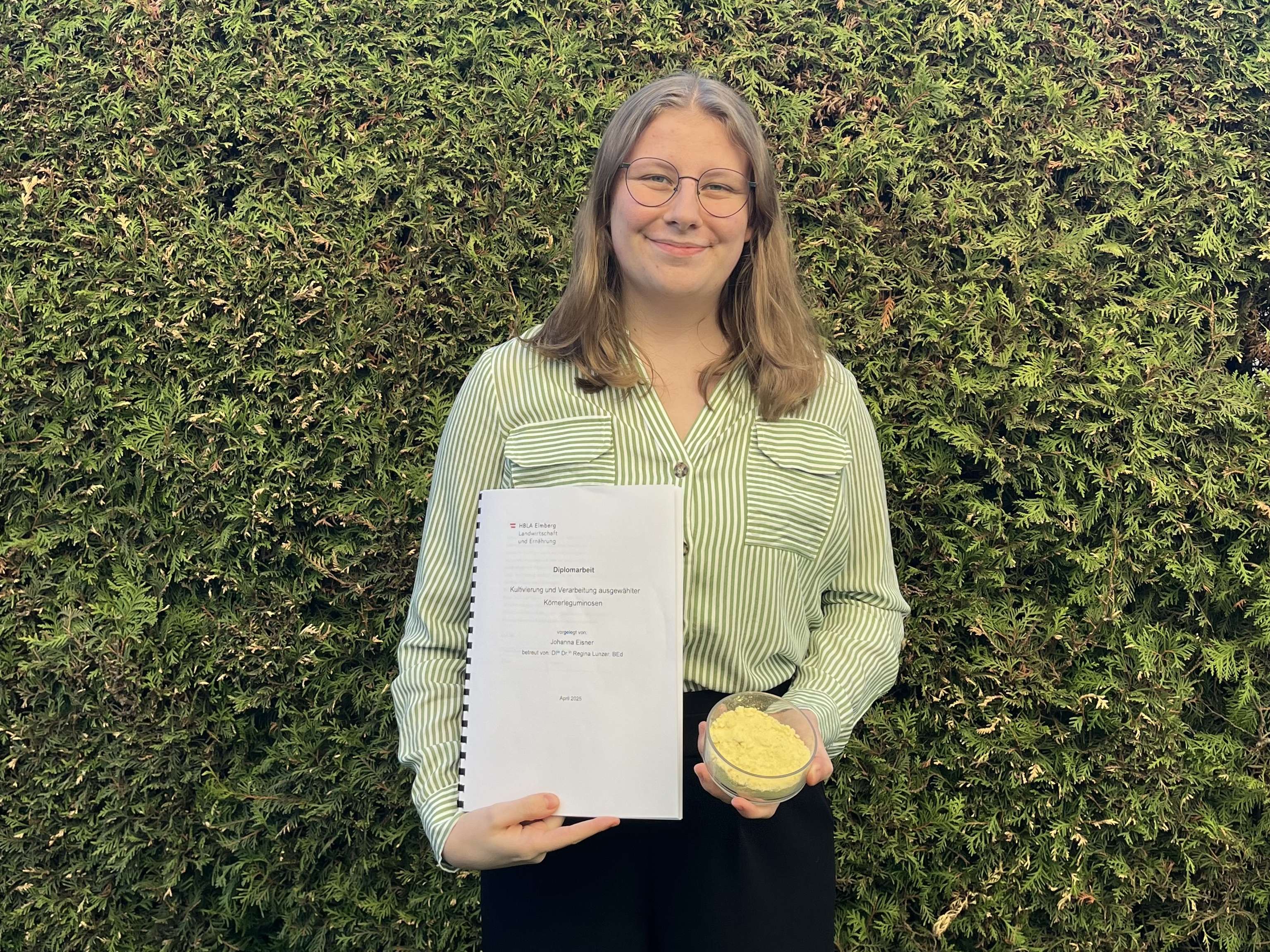 Johanna Eisner mit ihrer fertiggestellten Arbeit