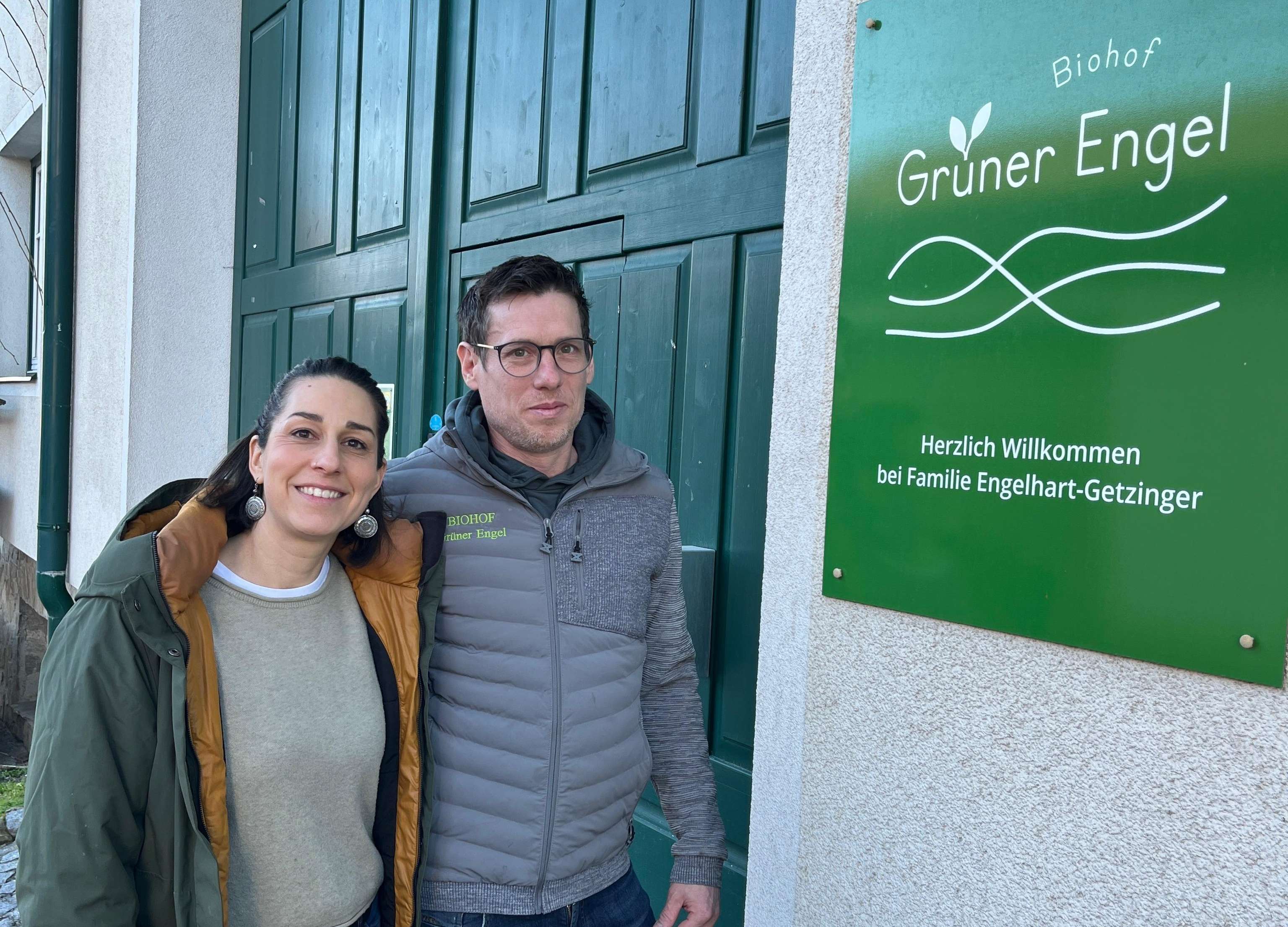 Patrizia und Christian Engelhart-Getzinger vor dem Hof