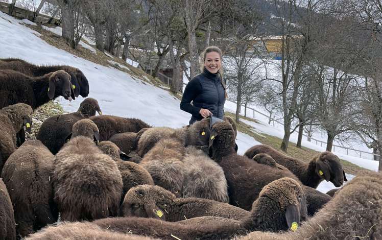 Elisa Thurner mit Schafen