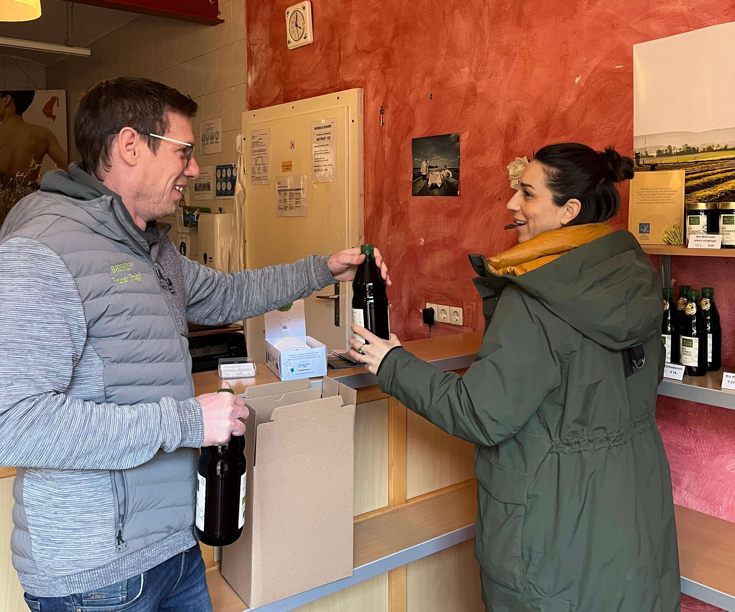 beim Einräumen im Hofladen